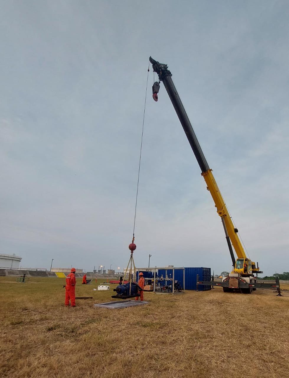 Hussein Kadour Ponce Maintenance and washing of land tanks and platforms.